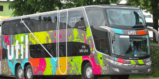 Ônibus Util Color fabricado pela Marcopolo e adesivado pelo Grupo Arth.